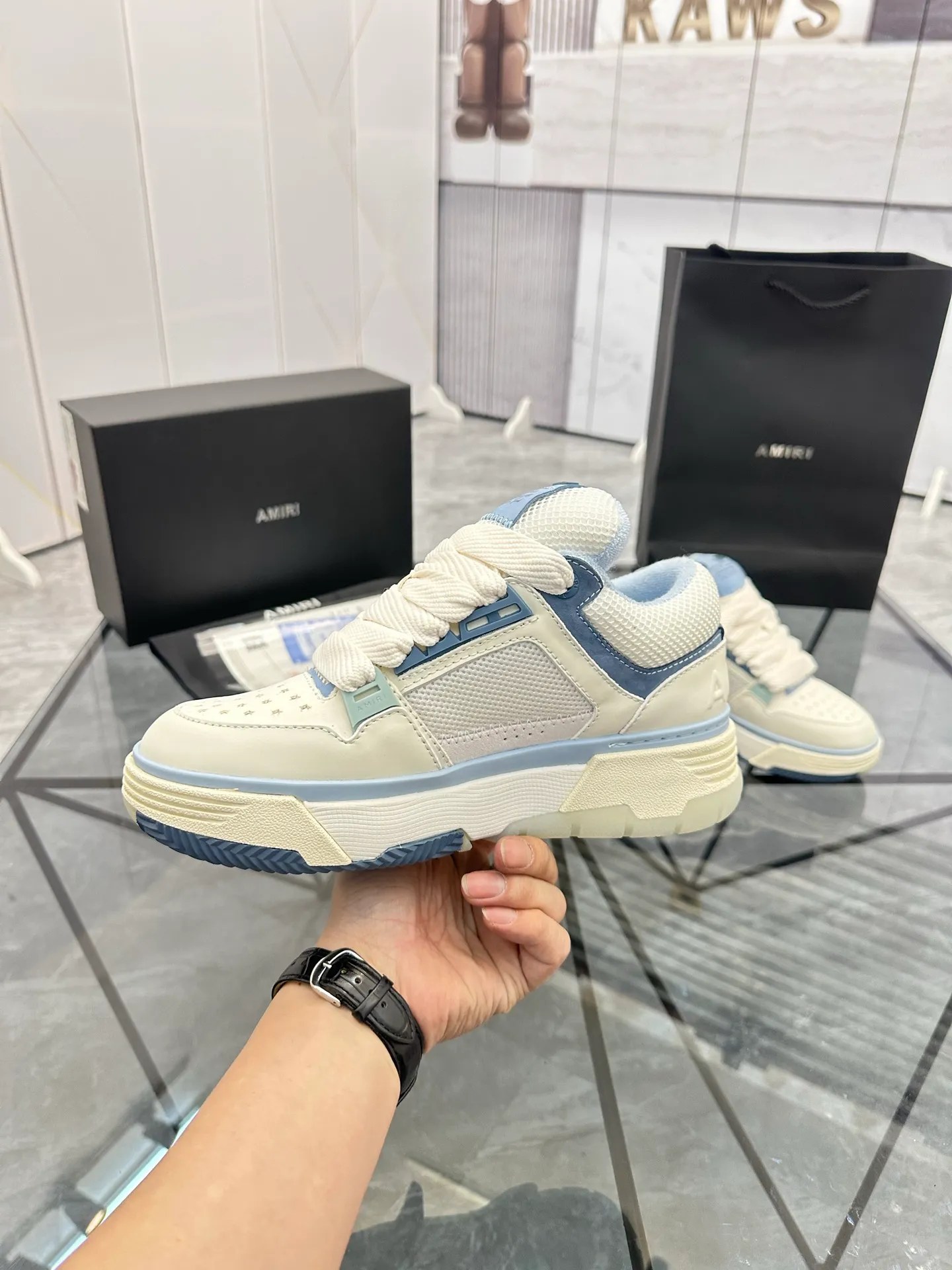 Men's shoes: 💰P720¥ Guangzhou top quality Product trademark: AMIRI* "Amir*" low-top casual shoes Regular size: 39-44 (can be customized to 45) Product materials: upper imported first-layer cowhide stitching original material, breathable lining, original outsole. Number: 525